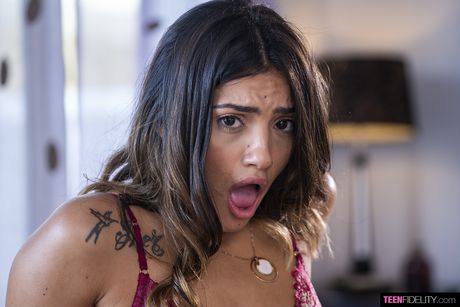 Henrivende spansk brunette Penelope Cum får sin twat fyldt med en stor pik