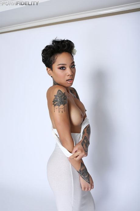 紋身的美國中國模特 Honey Gold 脫光衣服，在單人表演中展示她火辣的身材