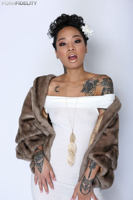 紋身的美國中國模特 Honey Gold 脫光衣服，在單人表演中展示她火辣的身材