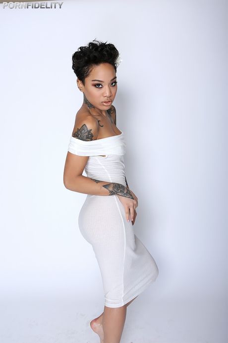 紋身的美國中國模特 Honey Gold 脫光衣服，在單人表演中展示她火辣的身材