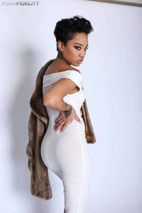 紋身的美國中國模特 Honey Gold 脫光衣服，在單人表演中展示她火辣的身材