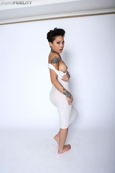 紋身的美國中國模特 Honey Gold 脫光衣服，在單人表演中展示她火辣的身材