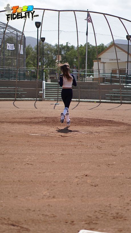 Sporty amerikansk søde Kirsten Lee bliver strippet og kneppet af sin træner