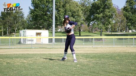 Sporty amerikansk søde Kirsten Lee bliver strippet og kneppet af sin træner