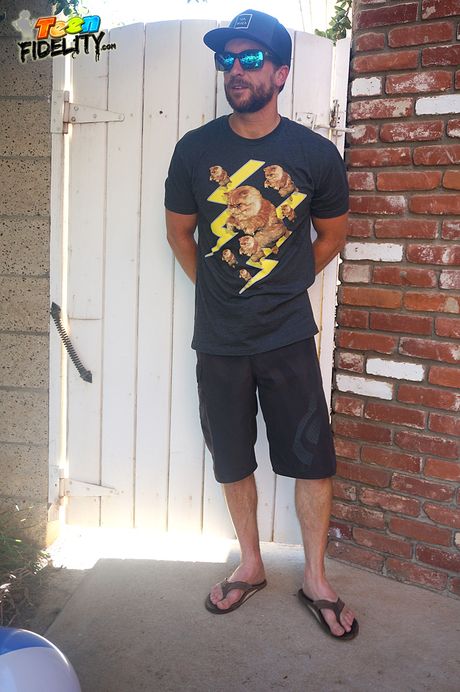 Dark-Haired american covergirl Elektra Rose gets her pussy licked and dicked poolside