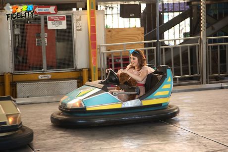 いたずらなアメリカ人の女の子ニッキー・ハンツマンは見知らぬ男に彼女の猫を犯される