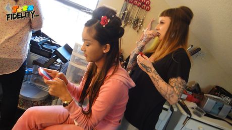 亞洲娃娃 Alina Li 凸顯她的小乳房並在公共廁所擺姿勢