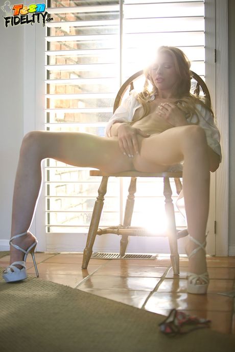 First-Class american blonde Avril Hall gets her pussy dicked by a masseur