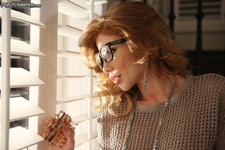 Tatoveret amerikansk, puertoricansk babe Brooklyn Lee kommer ovenpå under sex med sin mandlige ven