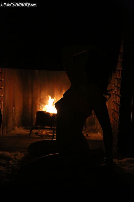 Tatoveret amerikansk, puertoricansk babe Brooklyn Lee kommer ovenpå under sex med sin mandlige ven