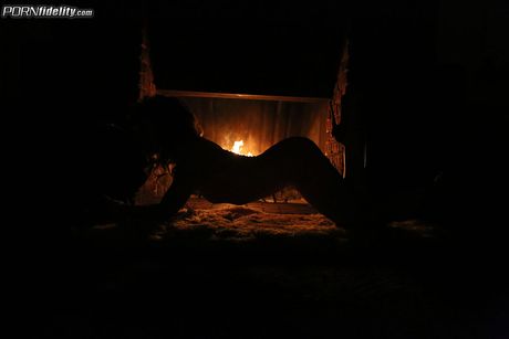 Tatoveret amerikansk, puertoricansk babe Brooklyn Lee kommer ovenpå under sex med sin mandlige ven