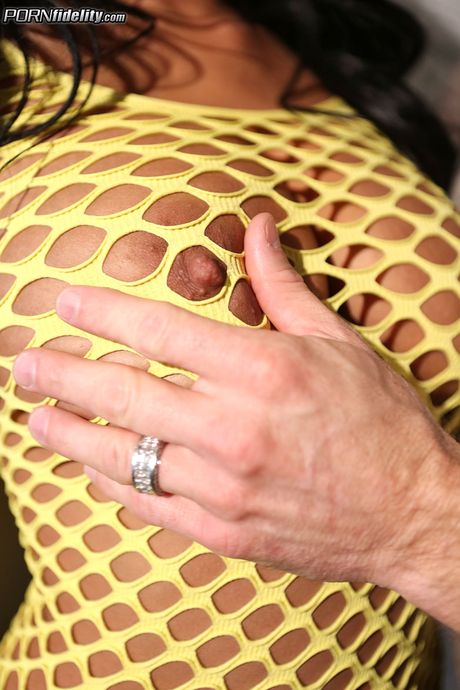 Fantastisk fransk brunette Anissa Kate får sine store pikke og fisse kneppet af en liderlig fyr