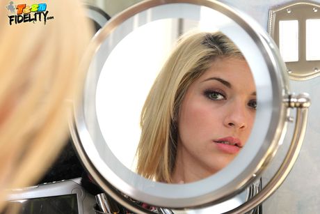 Den britiske model Lia Lor nyder en stor pik i brusebadet