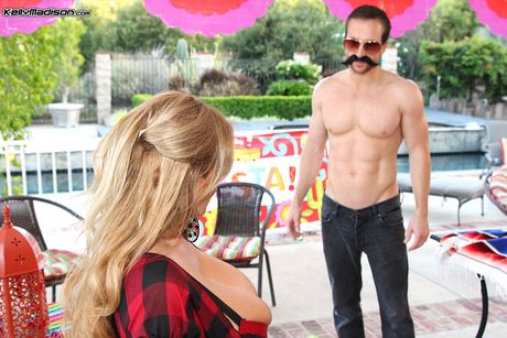 金髮美國媽媽凱莉麥迪遜在露台上展示她驚人的胸部和裸體