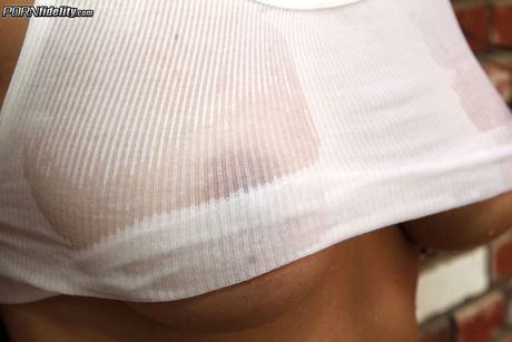 美麗的美國黑髮美女卡琳娜懷特被陌生人操了她那令人驚嘆的胸部和陰部