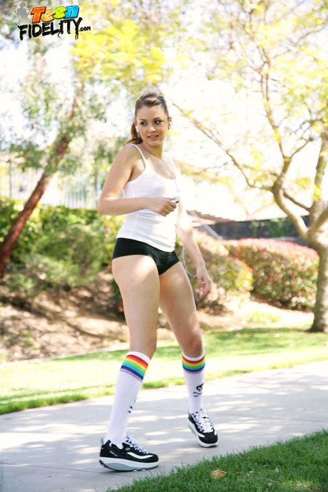 スリムなアメリカのティーンアリー・ヘイズはベッドの上で彼女の猫を舐められ、チンポを犯される