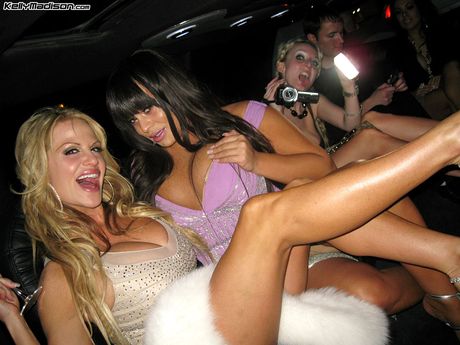 豐滿的凱莉麥迪遜穿著漁網裙，凸顯了她令人驚嘆的身材和姿勢