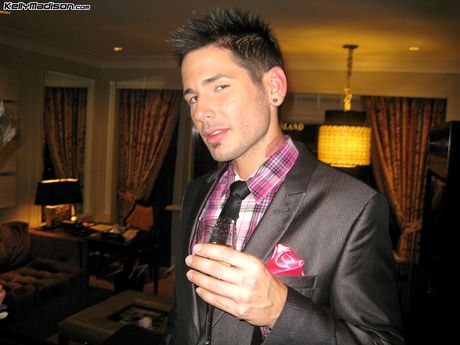 豐滿的凱莉麥迪遜穿著漁網裙，凸顯了她令人驚嘆的身材和姿勢