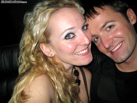 豐滿的凱莉麥迪遜穿著漁網裙，凸顯了她令人驚嘆的身材和姿勢