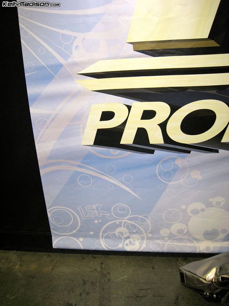 豐滿的凱莉麥迪遜穿著漁網裙，凸顯了她令人驚嘆的身材和姿勢