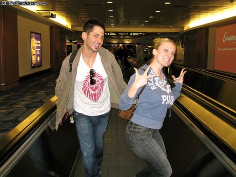 豐滿的凱莉麥迪遜穿著漁網裙，凸顯了她令人驚嘆的身材和姿勢