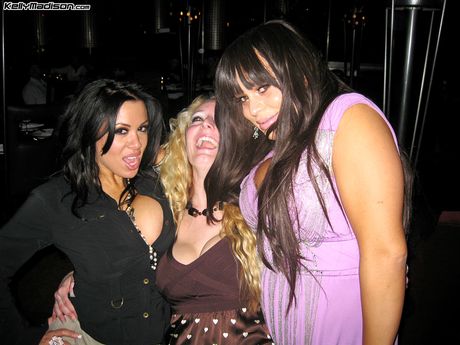 豐滿的凱莉麥迪遜穿著漁網裙，凸顯了她令人驚嘆的身材和姿勢