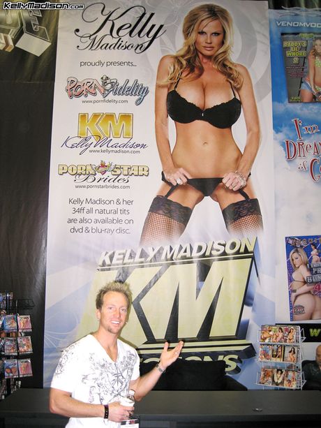 豐滿的凱莉麥迪遜穿著漁網裙，凸顯了她令人驚嘆的身材和姿勢