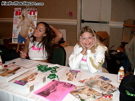 引人注目的美國媽媽凱利麥迪遜的大胸脯和屁股被一個淫蕩的傢伙操了