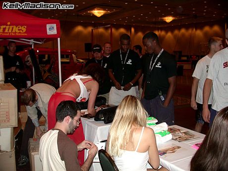 引人注目的美國媽媽凱利麥迪遜的大胸脯和屁股被一個淫蕩的傢伙操了