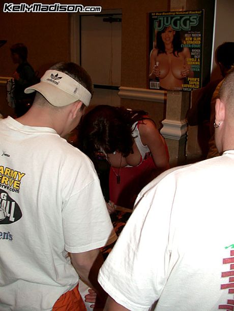 引人注目的美國媽媽凱利麥迪遜的大胸脯和屁股被一個淫蕩的傢伙操了