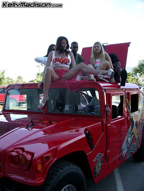 引人注目的美國媽媽凱利麥迪遜的大胸脯和屁股被一個淫蕩的傢伙操了