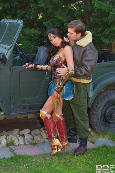 法國超級英雄安妮莎·凱特被一名肌肉發達的士兵操屁股