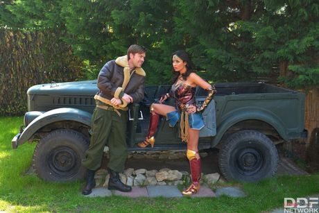 法國超級英雄安妮莎·凱特被一名肌肉發達的士兵操屁股