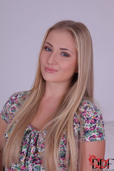 Den lyshårede tjekkiske pige Cayla Lyons viser sine lange ben og sexede fødder frem