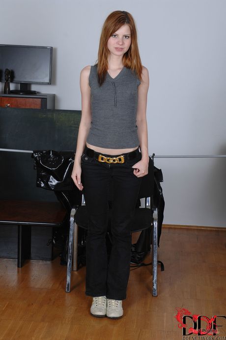 性感的匈牙利寶貝朱迪·斯邁爾 (Judy Smile) 秀出了她性感的雙腳和剃光的陰部