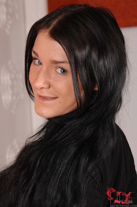 P: 可愛的俄羅斯黑髮美女Kitty Black展示她的柔韌性和性感的雙腳