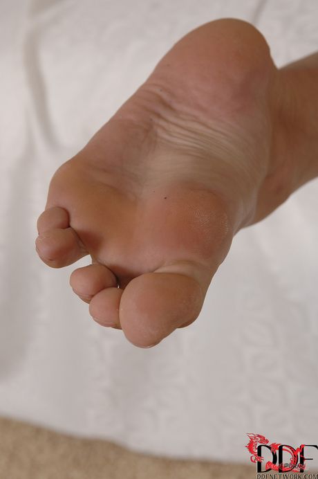 金髮荷蘭美女 Chelsey Lanette 展現她性感的雙腳和剃光的陰部