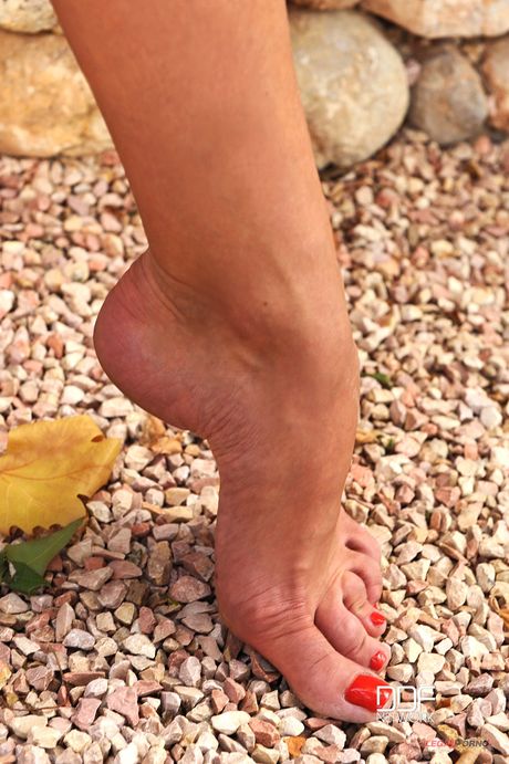 ロシア美人ティーナ・リポルディーノが屋外でセクシーなお尻とつま先を披露