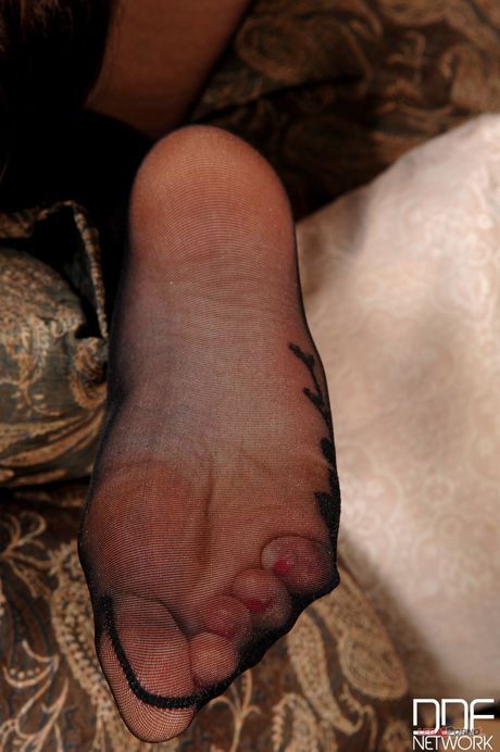 黑髮美女 Alin X 和 Juliana Grandi 在 4p 中分享雞巴和精液