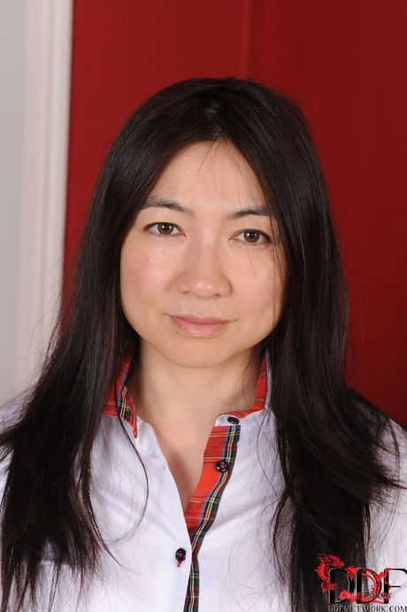 Asiatisk pige Midori Tanaka stripper og viser sin perfekte krop frem og viser sine store bryster