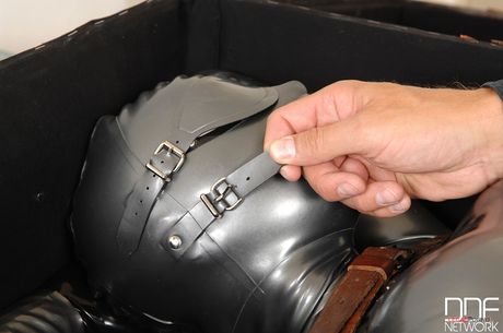 穿著乳膠的戀物癖寶貝乳膠露西的大胸脯和陰戶被操