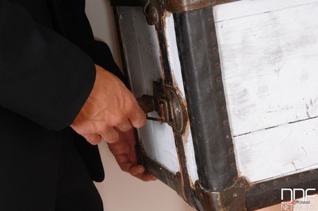 穿著乳膠的戀物癖寶貝乳膠露西的大胸脯和陰戶被操