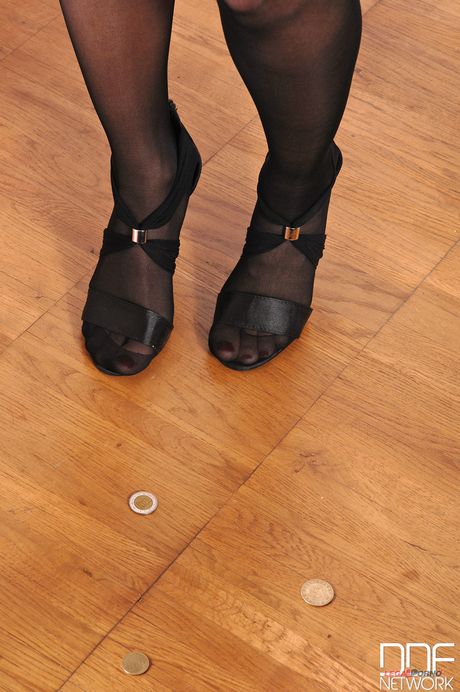 The hot chick Jessie Volt gets her feet creamed by the lucky guy