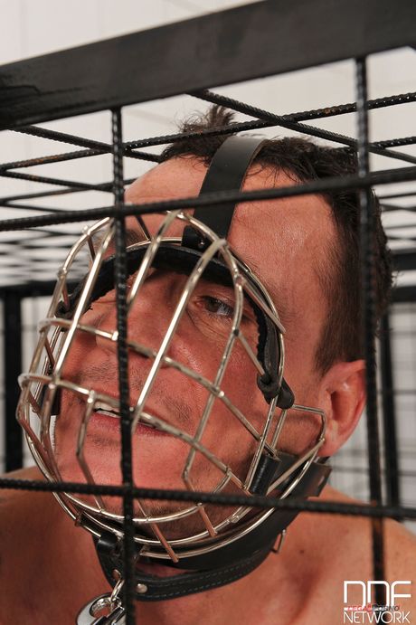 イギリス人ママのエマ・バットが従順な男を支配し、彼の顔に彼女のマンコで乗る