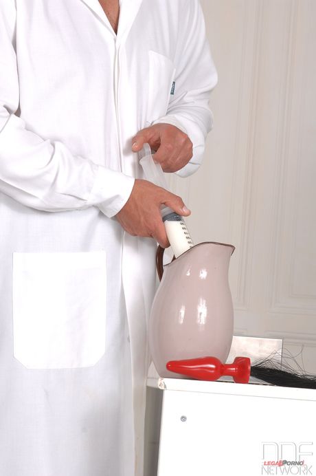 Frække babes Liz og Kathia Nobili får deres røve leget og kneppet i en BDSM firkant