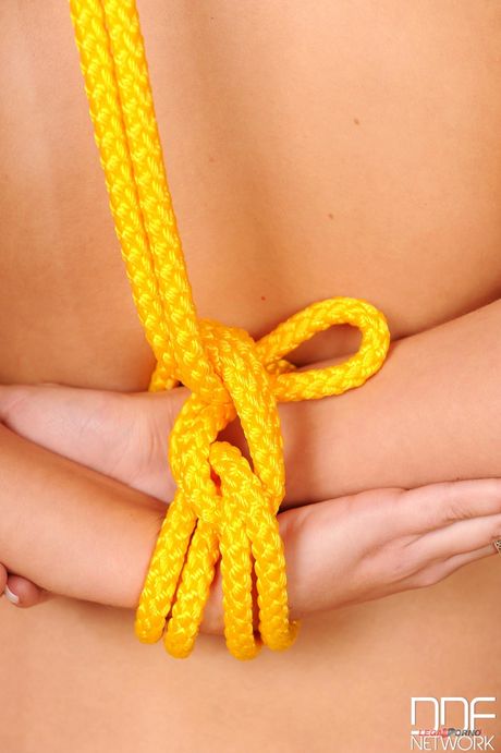 Blond mor Cindy White får sine store bryster og fisse leget i en BDSM-session