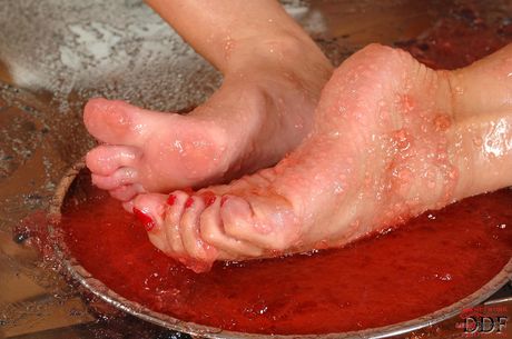 Lækre lesbiske Antonia & Kathia Nobili slikker hinandens fødder og tæer