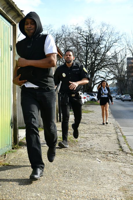 Den asiatiske politikvinde May Thai bliver dobbeltkneppet af sorte og hvide mænd