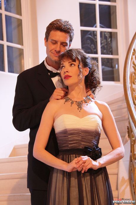 タトゥーを入れたブルネットのダナ・デ・アーモンドは、男友達とのセックス中に上になる