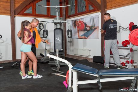 ハンガリーのティーン、アニタ・ベリーニがジム仲間にダブルファックされる